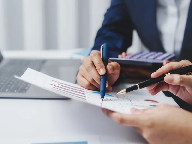 Conseiller ENCG et apprenant analysant des documents comptables